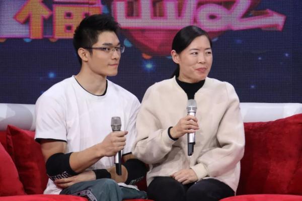 因为爱情！空军战士舍身救火全身烧伤，女大学生心生倾慕相守余生