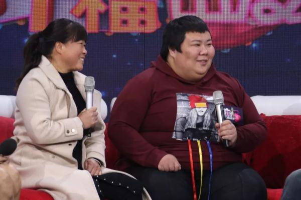 因为爱情！空军战士舍身救火全身烧伤，女大学生心生倾慕相守余生