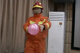 68秒｜惊悚！橘子皮瞬间引爆气球……你还敢边剥橘子边玩气球么？视频封面