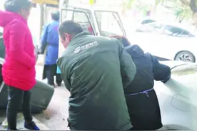 陌生老人摔倒扶不扶？他用行动回答：扶！图片