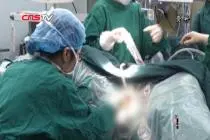 女医生脚部骨折打石膏坚持做手术：不愿辜负病人信任视频封面