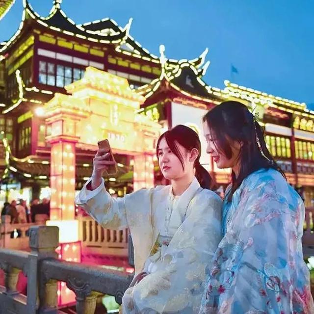 内含福利！等你来撒欢！大到罕见的魔都“奇迹城堡”里，巨型花海已达颜值巅峰！还有“神奇动物”出没呢！