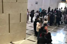 开学首日，考研学生抢占自习座位视频封面