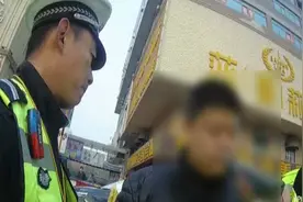 45秒丨男子凌晨喝醉撞上道闸 媳妇大喊把他抓了视频封面