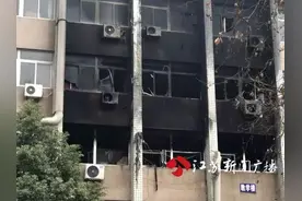 突发！南京一高校深夜实验楼起火，学校火灾如何预防？图片