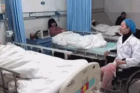 护士脚肿得连鞋都穿不上 划着轮椅给病人换药视频封面