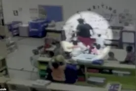 3岁女童被老师拎着胳膊扔飞,头撞柜子开裂缝7针,老师:她自己摔的视频封面