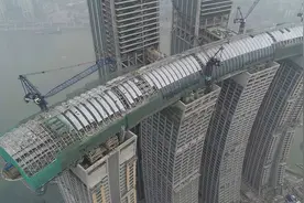 老外惊到了：中国这座摩天大楼竟然“横着建”视频封面