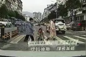 小女孩被礼让鞠躬感谢，民警按喇叭回应视频封面