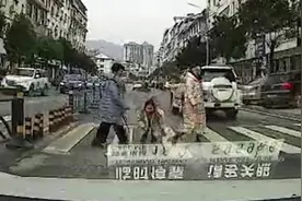 小女孩被礼让鞠躬感谢，民警按喇叭回应视频封面