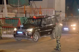 现场 | 被俘印度空军飞行员跨过国界 从巴基斯坦一侧进入印度视频封面