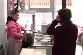 老板娘看傻了！两碗馄饨付了7500元 找上门客人才发现自己给多了图片