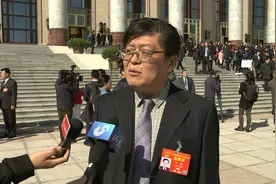 全国人大代表王刚：制造业增值税降3个百分点 给企业提供强大的政策支持视频封面