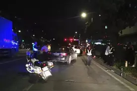 因为一个酒杯，两车斗气凌晨一路狂飙致相撞，其中一人竟然……图片