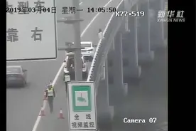 高速公路上女子欲跳海轻生 交警从后“偷袭”双手抱下视频封面