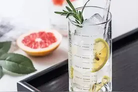 愿你有前进一寸的勇气，亦有退后一尺的从容图片