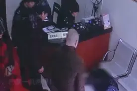 男子酒后吃头孢，好在昏迷前最后时刻冲进了派出所...视频封面