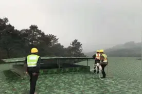男子花高价给违建铺迷彩瓦：怕卫星拍到视频封面