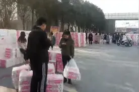 女生节高校发福利：每人一提卫生纸视频封面