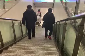 女子地铁站被踹下楼梯昏迷，踹人者消失视频封面