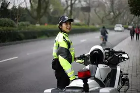 西湖边女骑警“回眸一笑”，照片刷爆朋友圈！高颜值大长腿，帅起来男生都靠边图片