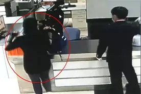 18岁女孩用塑料袋装“树叶”入境被查 海关：这是玳瑁的背甲！视频封面