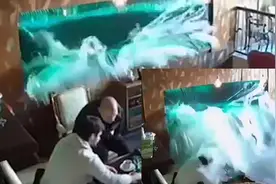 咖啡店巨型鱼缸突然爆裂！事发瞬间已经曝光，两男子遭洪水袭身视频封面