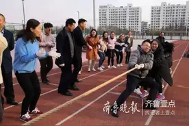 好玩！女教师拔河比赛，男教师来救场！图片