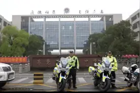 今日东莞两万名考生参加高考英语听说考试，莞sir们顶着风雨出发了！视频封面