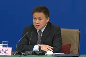 潘功胜：今年将加大力度解决小微企业“融资难”、“融资贵”问题视频封面
