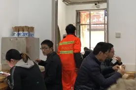 泡馍店十八年“赔本”请环卫工吃饭视频封面
