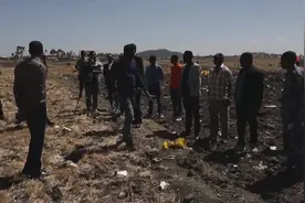 直击丨“我们在现场，看到飞机在农田里撞出了一个数米深坑”视频封面