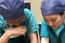 人大休息日，他“顺手”换了两个肺！视频封面