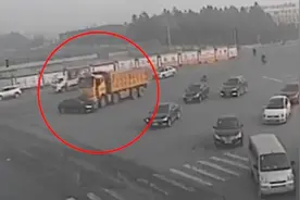 轿车遭货车顶行，行驶百米后司机才顿悟视频封面
