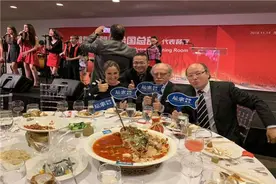 近30斤大雄鱼做成剁椒大鱼头，现身长沙某商场，引200多人围观图片