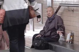 广州84岁爷爷，在地铁口签名售书，翻译3本书，交6千个朋友视频封面