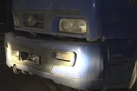 49秒｜临朐交警夜查渣土车 超载严重还故意遮挡车牌被逮正着视频封面