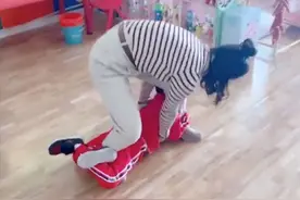 抖音爆红的“幼儿逃脱法”竟对坏人更有利，警察叔叔告诉你：这样做才安全图片