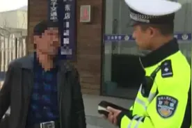 男子无证驾驶报废车被查，交警得知原因后的做法让人暖心！视频封面