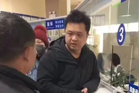 大学教师塞钱给痛哭老人：我妻子也患癌视频封面