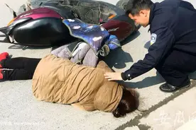 女子骑摩托车摔倒后短暂失忆 三名路过交警伸援手图片