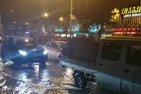 57秒|突发！济南历山路水管破裂，路面积水严重视频封面