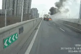 机智！这辆洒水车逆行上高架 交警不罚款却点赞视频封面