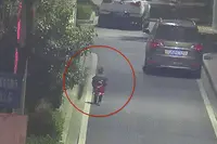 幼童迷失街头 武警民警助力寻亲视频封面