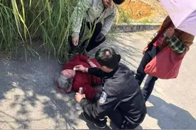 老人摔倒扶还是不扶？乐昌民警果断施救！图片