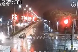 情侣吵架 女友赌气站马路中间被撞飞视频封面