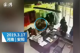 女子派出所内扯女警头发仅罚200 公安：失当 改拘10日视频封面