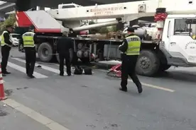 突发!杭州男子骑车过马路时遭工程车碾压!伤情危重!又是致命右转...图片