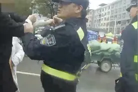 女子违章载孕妇被扣车，车钥匙被拔后 竟当街辱骂民警撕烂警服视频封面