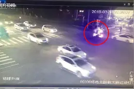 视频|车内小孩40度高烧呕吐，正在执勤的东莞铁骑秒变救援小分队视频封面